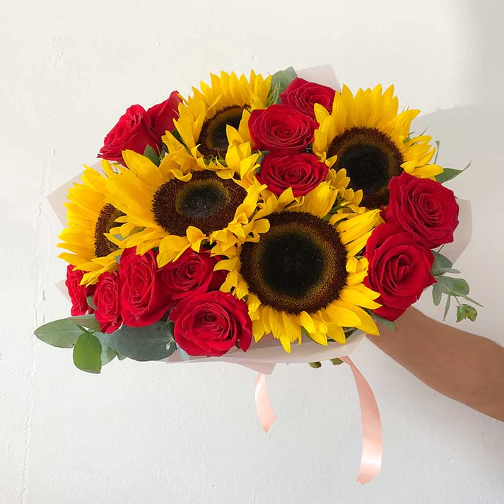 Ramo de girasoles con rosas